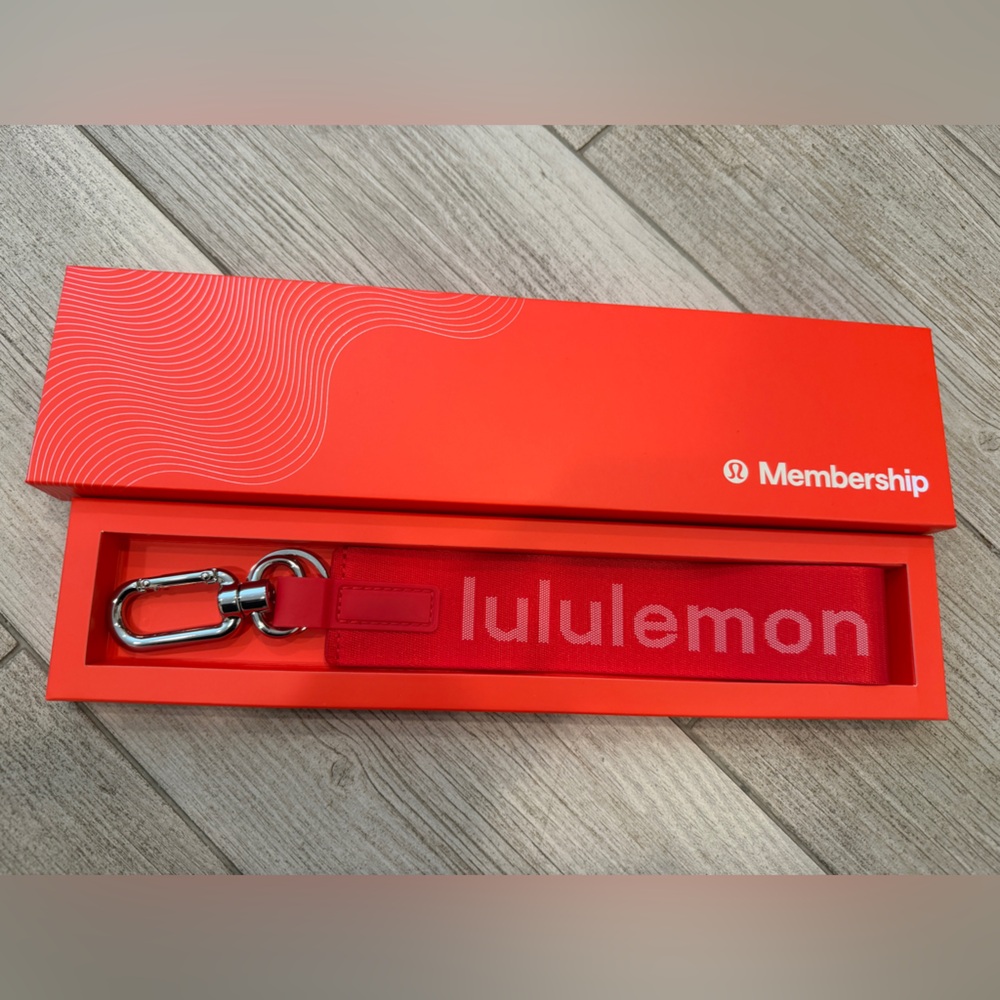 NEW! Exclusive Lululemon Member Access ‘Never Lost’ Keychain in color LURD/WHT